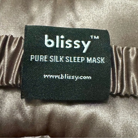 Bliss Plum Queen 100% Silk Sleep Mask New, no Box. Includes Pouch. Never Used. - Picture 5 of 6